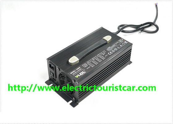 ตัวเครื่องสีดำคลาสสิคเครื่องชาร์จแบตเตอรี่รถยนต์ไฟฟ้า 48V 25A 260 * 150 * 90 Mm