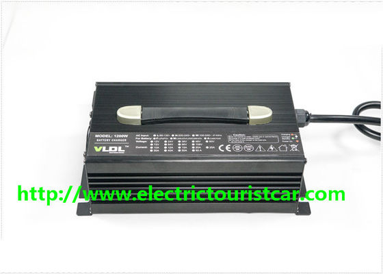 ตัวเครื่องสีดำคลาสสิคเครื่องชาร์จแบตเตอรี่รถยนต์ไฟฟ้า 48V 25A 260 * 150 * 90 Mm
