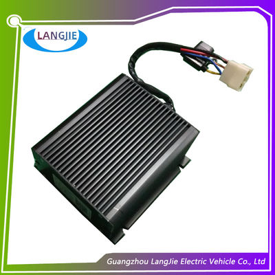 สีดำรถเข็นไฟฟ้าชิ้นส่วนรถกอล์ฟ DC Converter ประเภทขาออกคู่ 150 มม. * 150 มม * 45.5 มม