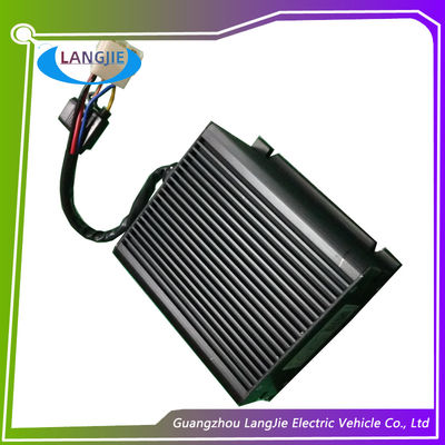 สีดำรถเข็นไฟฟ้าชิ้นส่วนรถกอล์ฟ DC Converter ประเภทขาออกคู่ 150 มม. * 150 มม * 45.5 มม
